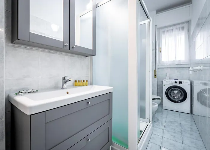 Yd Bright 2 Bedrooms, Equipped Kitchen *