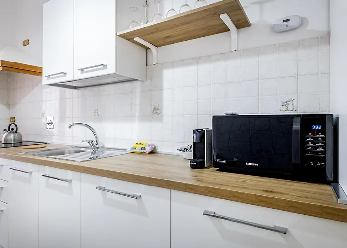 Apartment Yd Bright 2 Bedrooms, Equipped Kitchen *