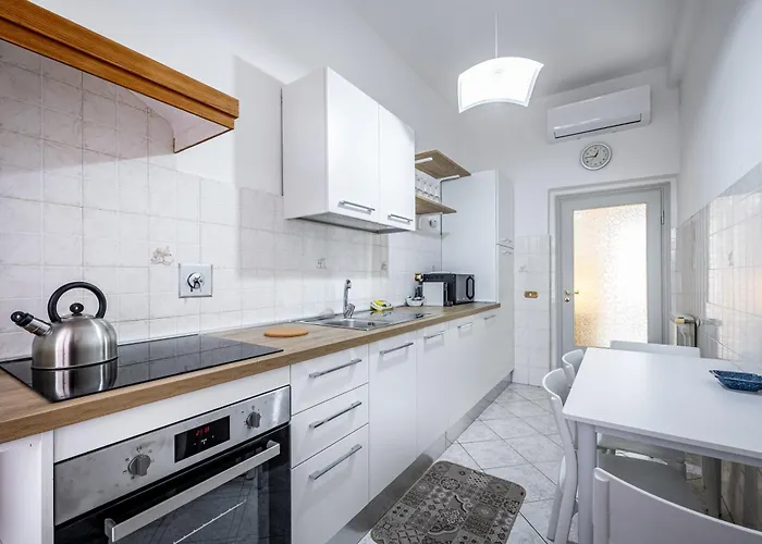 Apartment Yd Bright 2 Bedrooms, Equipped Kitchen Florence